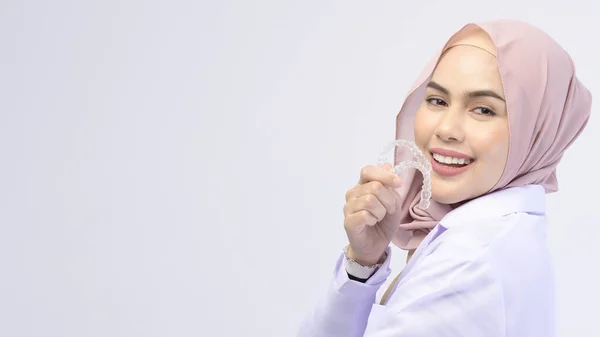 Seorang Dokter Gigi Perempuan Muslim Memegang Kawat Gigi Yang Tidak — Stok Foto