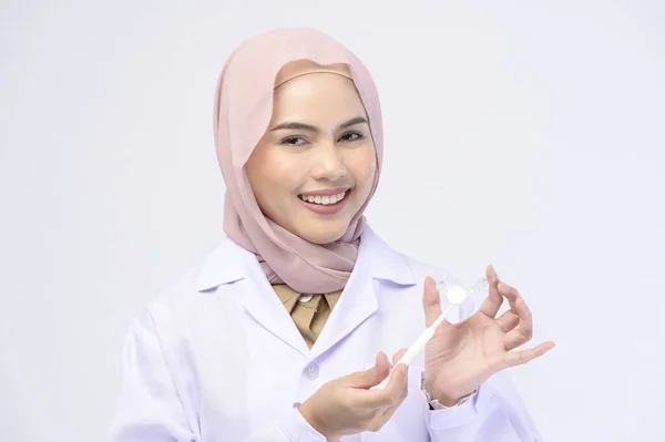 Seorang Dokter Gigi Perempuan Muslim Memegang Kawat Gigi Yang Tidak — Stok Foto