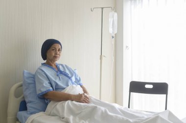 Hastanede başörtüsü takan yaşlı kanser hastası kadının portresi, sağlık ve tıbbi konsept