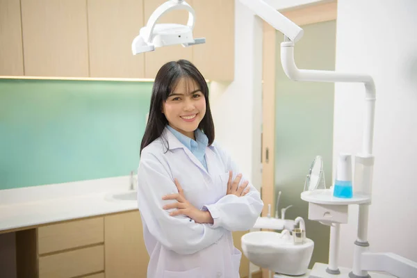 Portret Dentystki Pracującej Klinice Stomatologicznej Badanie Zębów Koncepcja Zdrowych Zębów — Zdjęcie stockowe
