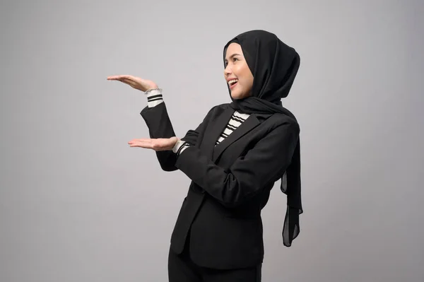Красивая Деловая Женщина Портретом Хиджаба Белом Фоне — стоковое фото