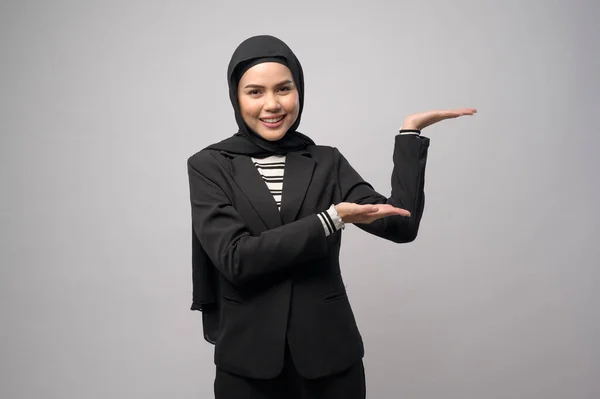 Eine Schöne Geschäftsfrau Mit Hijab Porträt Auf Weißem Hintergrund — Stockfoto