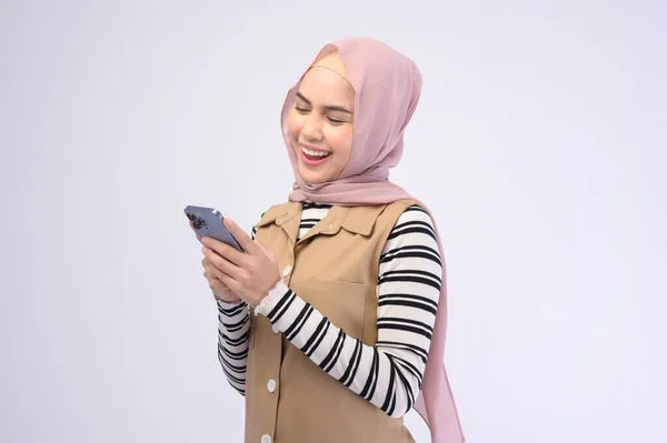 Portret Pięknej Kobiety Hidżabem Pomocą Telefonu Komórkowego Białym Tle — Zdjęcie stockowe