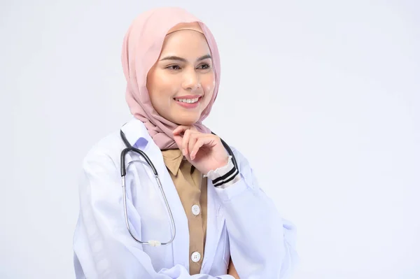 一名女性穆斯林医生 带着头巾出现在白人背景工作室 — 图库照片