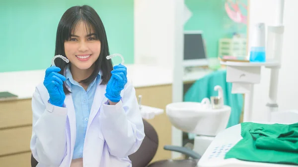 Young Female Dentist Holding Invisalign Dental Clinic Teeth Check Healthy — Stock Photo, Image