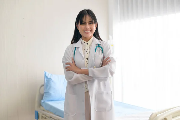 Portrait Jeune Femme Médecin Avec Stéthoscope Travaillant Hôpital Concept Médical — Photo