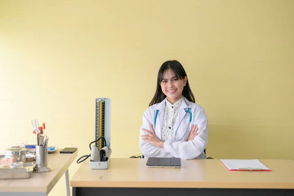Retrato Una Joven Doctora Con Estetoscopio Que Trabaja Hospital Concepto —  Fotos de Stock