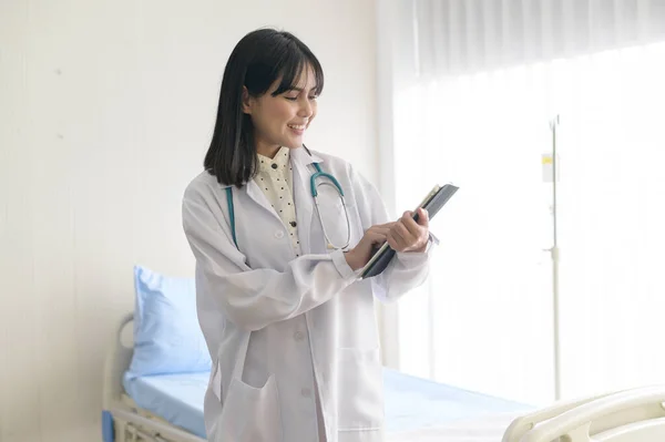 Portrait Jeune Femme Médecin Avec Stéthoscope Travaillant Hôpital Concept Médical — Photo