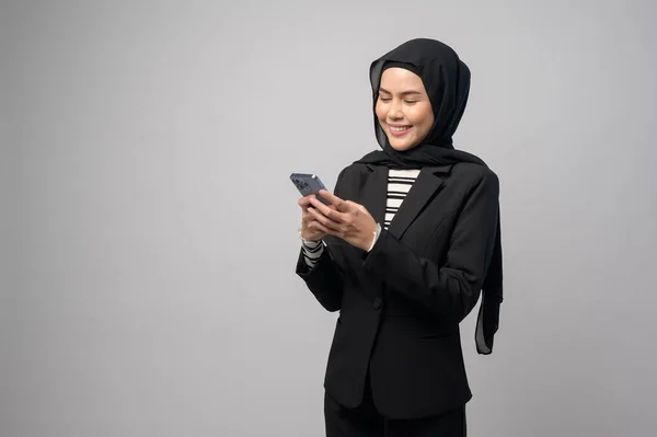 Портрет Красивой Женщины Хиджабом Помощью Мобильного Телефона Белом Фоне — стоковое фото