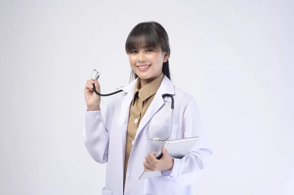 一位年轻的女医生 背负白底听诊器 — 图库照片