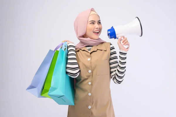 Eine Junge Schöne Muslimische Frau Anzug Mit Bunten Einkaufstaschen Vor — Stockfoto