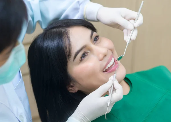 Młoda Kobieta Zębami Zbadana Przez Dentystę Klinice Stomatologicznej Badaniem Zębów — Zdjęcie stockowe