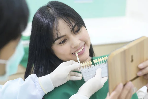 Dentysta Bada Zęby Pacjentki Używając Poziomu Wybielania — Zdjęcie stockowe