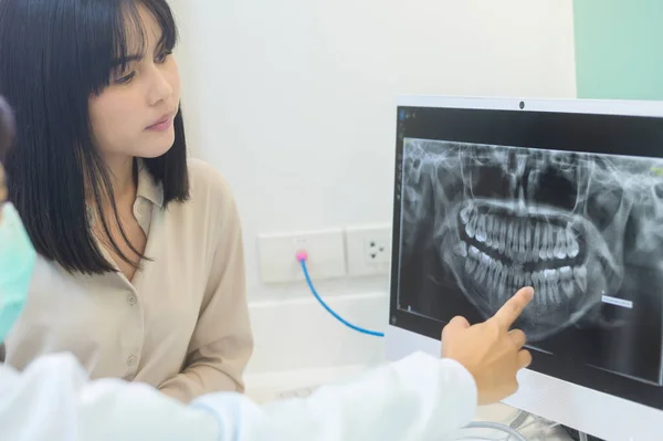 Dentysta Wyjaśniający Prześwietlenie Zębów Kobiecie Klinice Stomatologicznej Badanie Zębów Koncepcję — Zdjęcie stockowe