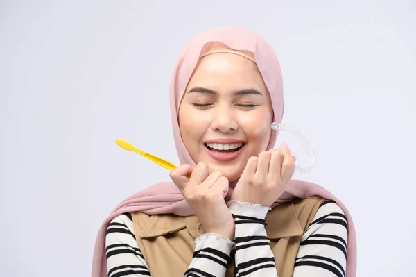 Diş Fırçası Kullanan Genç Bir Müslüman Kadın Diş Sağlığı Konsepti — Stok fotoğraf