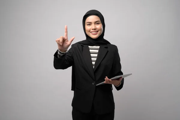 Retrato Joven Hermosa Mujer Negocios Musulmana Está Sosteniendo Tableta Sobre —  Fotos de Stock