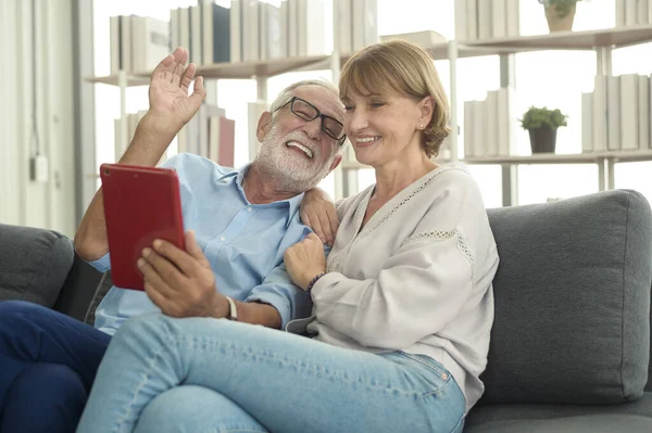 Caucásicos Ancianos Felices Son Videollamadas Familiares Amigos Relajarse Casa Sonriendo —  Fotos de Stock