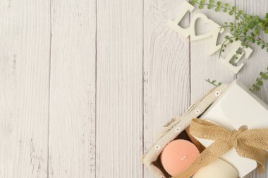  Beyaz arkaplanda hediye kutusuna sahip çiçekler kopya alanı ile