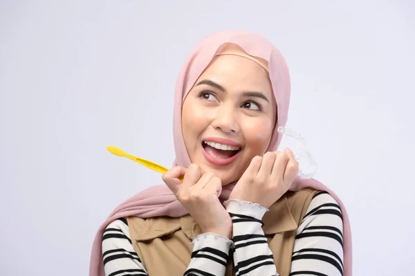 Une Jeune Femme Musulmane Utilisant Une Brosse Dents Avec Belles — Photo