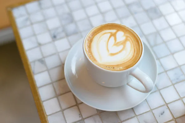 Hot Καπουτσίνο Latte Art Στο Τραπέζι — Φωτογραφία Αρχείου