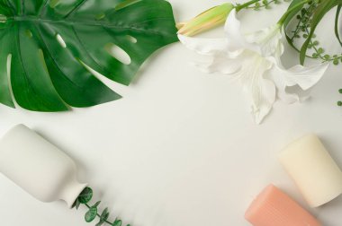  Kopyalama alanı olan beyaz arkaplan üzerindeki çiçekler