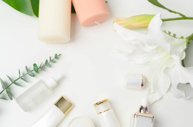 Yaprak arkaplan stüdyosunun üzerinde nemlendirici krem şişesi, paketleme ve cilt güzellik konsepti