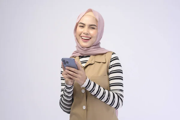 Retrato Una Hermosa Mujer Con Hijab Usando Teléfono Celular Sobre —  Fotos de Stock