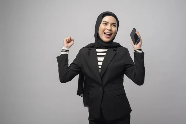 Retrato Mujer Hermosa Con Hijab Usando Teléfono Celular Sobre Fondo —  Fotos de Stock