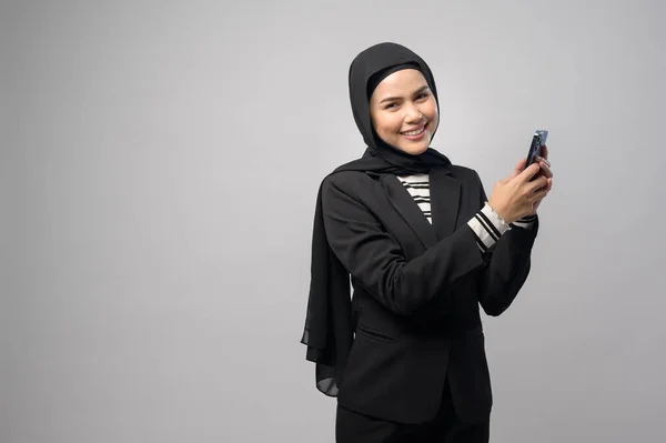 Portret Pięknej Kobiety Hidżabem Przy Użyciu Telefonu Komórkowego Białym Tle — Zdjęcie stockowe