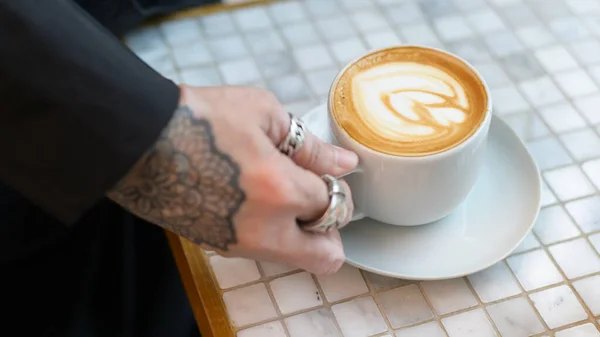 Hot Καπουτσίνο Latte Art Στο Τραπέζι — Φωτογραφία Αρχείου