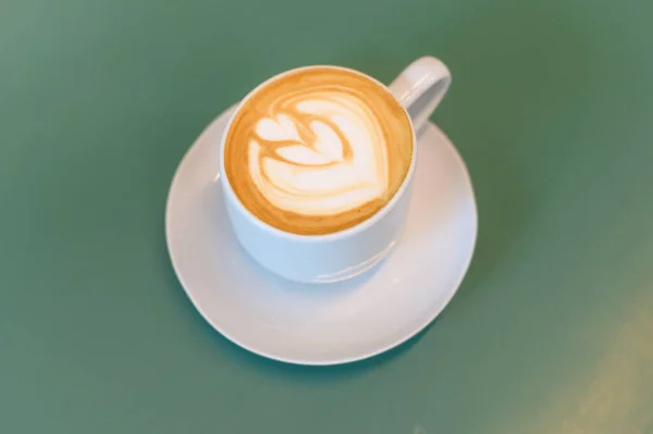 Hot Καπουτσίνο Latte Art Στο Τραπέζι — Φωτογραφία Αρχείου