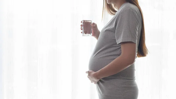Młoda Kobieta Ciąży Pije Wodę Domu Opieka Zdrowotna Koncepcja Ciąży — Zdjęcie stockowe