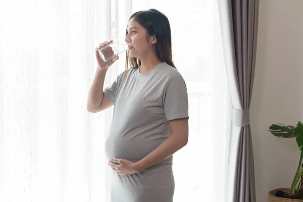 Młoda Kobieta Ciąży Pije Wodę Domu Opieka Zdrowotna Koncepcja Ciąży — Zdjęcie stockowe