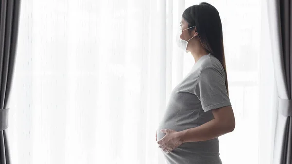 Mujer Embarazada Joven Con Una Máscara Protectora Esperando Bebé Sano — Foto de Stock