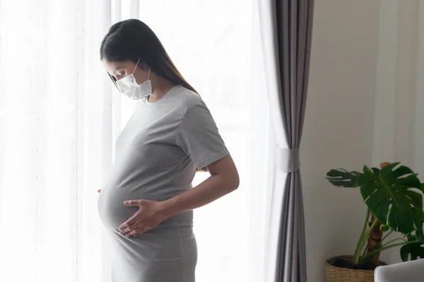 Mujer Embarazada Joven Con Una Máscara Protectora Esperando Bebé Sano — Foto de Stock