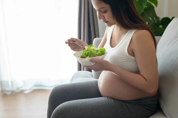 Mujer Embarazada Joven Que Tiene Ensalada Casa Cuidado Salud Embarazo —  Fotos de Stock