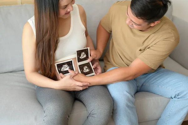 Young Pregnant Woman Husband Holding Ultrasound Photo Newborn Baby Maternity — Stock Photo, Image
