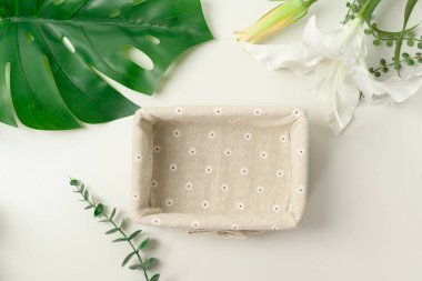  Kopyalama alanı olan beyaz arkaplan üzerindeki çiçekler