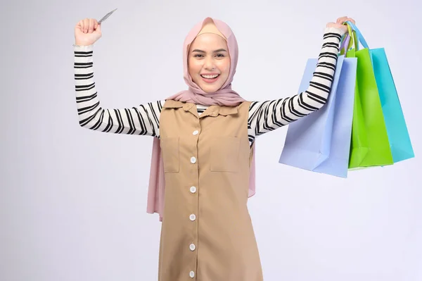 Eine Junge Schöne Muslimische Frau Anzug Mit Bunten Einkaufstaschen Vor — Stockfoto