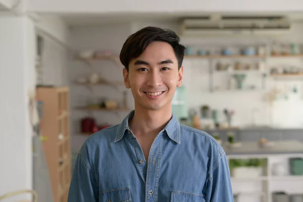 Retrato Hombre Joven Asiático Sala Estar Casa — Foto de Stock