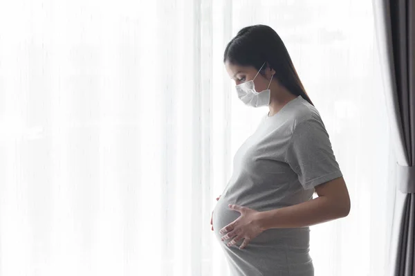 Młoda Kobieta Ciąży Masce Ochronnej Spodziewa Się Dziecka Zdrowe Macierzyństwo — Zdjęcie stockowe