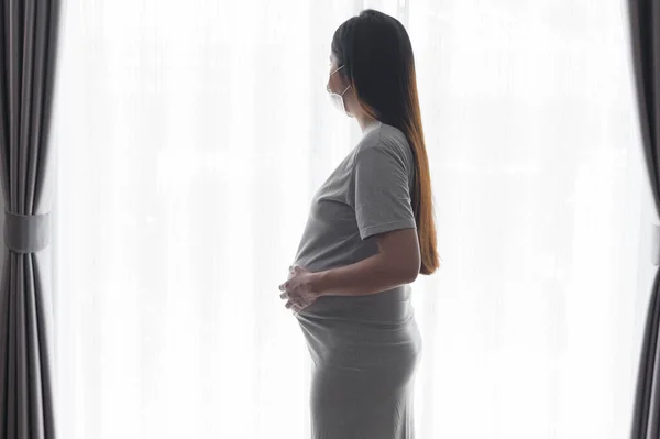 Młoda Kobieta Ciąży Masce Ochronnej Spodziewa Się Dziecka Zdrowe Macierzyństwo — Zdjęcie stockowe