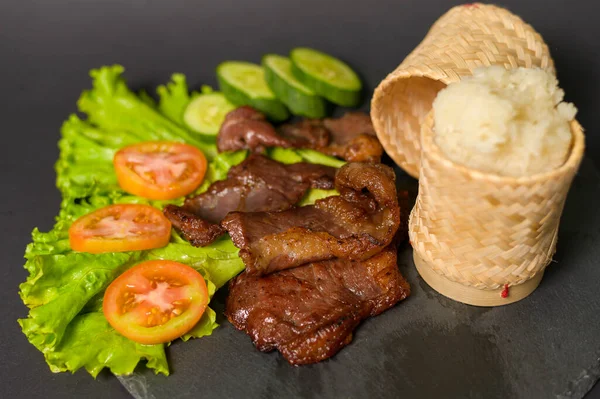 Carne Parrilla Con Arroz Pegajoso Plato Sobre Estudio Fondo Negro — Foto de Stock