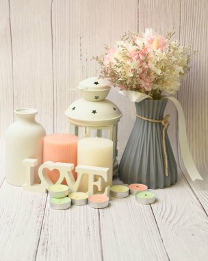  Kopyalama alanı olan beyaz arkaplan üzerindeki çiçekler