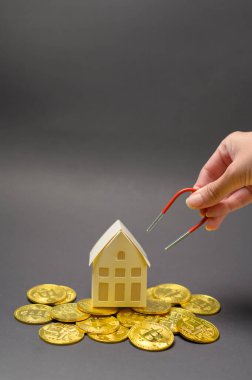 Kripto para birimi bitcoin, bitcoin madencilik ve finansal konsepti olan küçük beyaz bir model ev.
