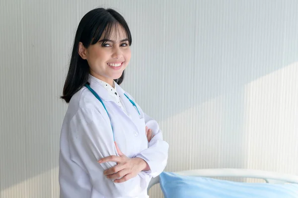 Portrait Jeune Femme Médecin Avec Stéthoscope Travaillant Hôpital Concept Médical — Photo