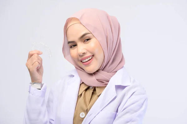Seorang Dokter Gigi Perempuan Muslim Memegang Kawat Gigi Yang Tidak — Stok Foto
