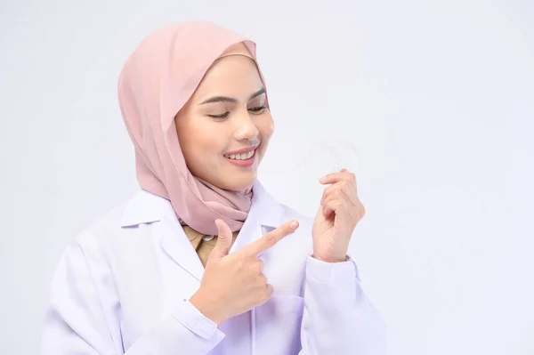 Muslimka Zubařka Držící Neviditelné Rovnátka Nad Bílým Pozadí Studia Zubní — Stock fotografie