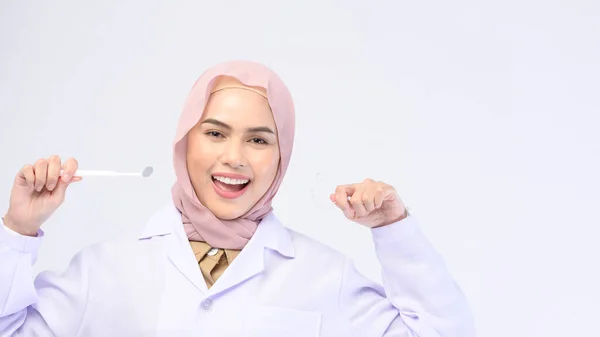 一名穆斯林女牙医在白人背景演播室 牙科保健和牙齿矫正概念的基础上 手持无创矫形器架 — 图库照片