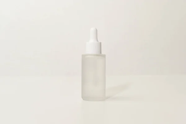 白い背景スタジオの上に保湿クリームボトル 梱包やスキンケアの美しさの概念 — ストック写真